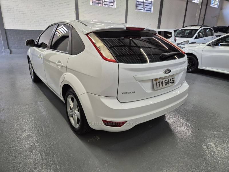 FORD - FOCUS - 2012/2013 - Branca - R$ 46.900,00