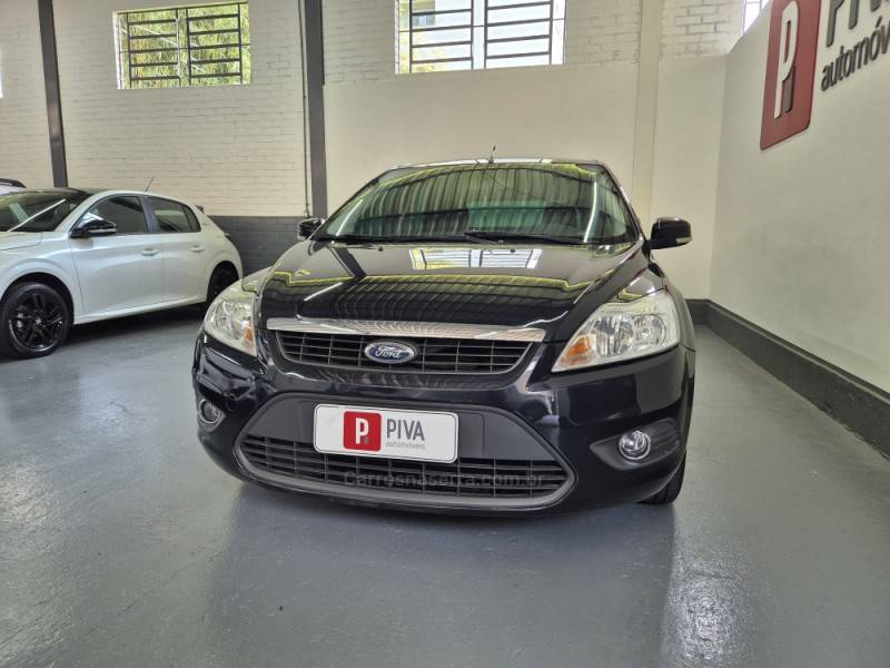 FORD - FOCUS - 2012/2013 - Preta - R$ 46.500,00