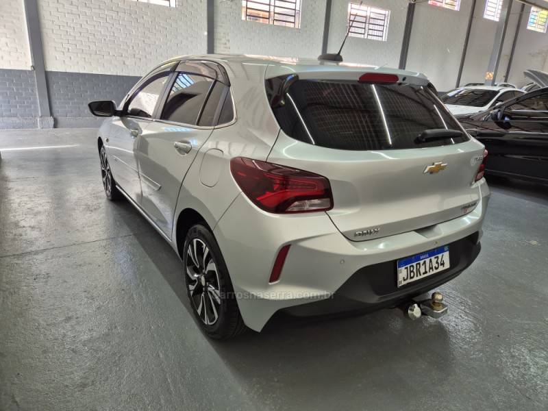 CHEVROLET - ONIX - 2022/2023 - Prata - R$ 83.500,00