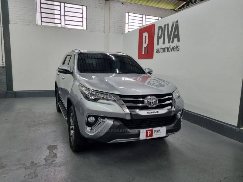 TOYOTA - HILUX SW4 - 2016/2016 - Prata - R$ 225.000,00