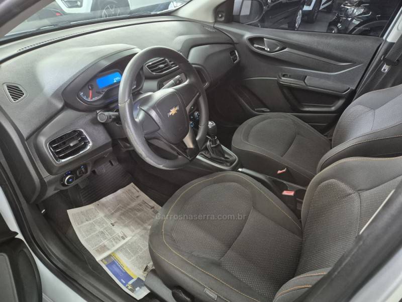 CHEVROLET - ONIX - 2014/2015 - Prata - R$ 49.900,00