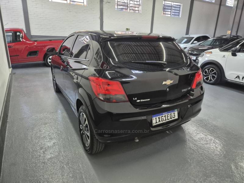 CHEVROLET - ONIX - 2016/2016 - Preta - R$ 55.900,00