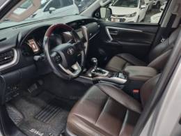 TOYOTA - HILUX SW4 - 2016/2016 - Prata - R$ 225.000,00