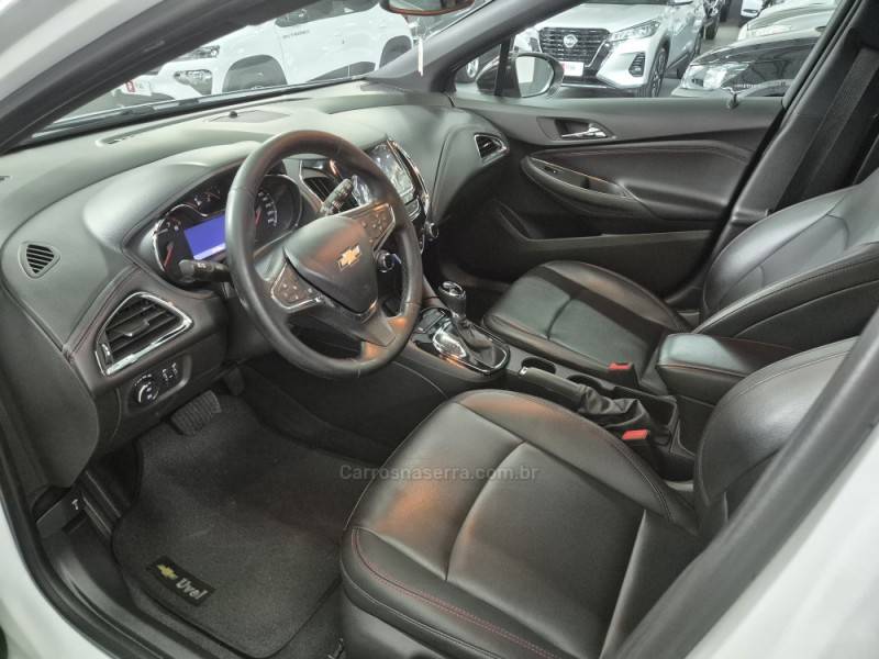 CHEVROLET - CRUZE - 2022/2023 - Branca - R$ 128.900,00