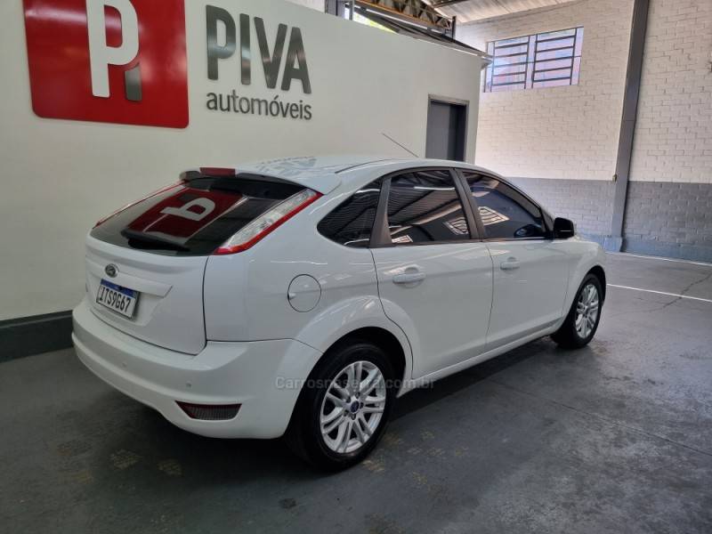 FORD - FOCUS - 2012/2013 - Branca - R$ 44.900,00