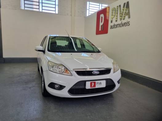 FORD - FOCUS - 2010/2011 - Branca - R$ 41.900,00