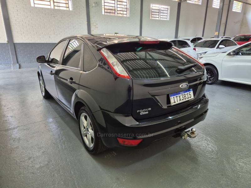 FORD - FOCUS - 2012/2013 - Preta - R$ 46.500,00