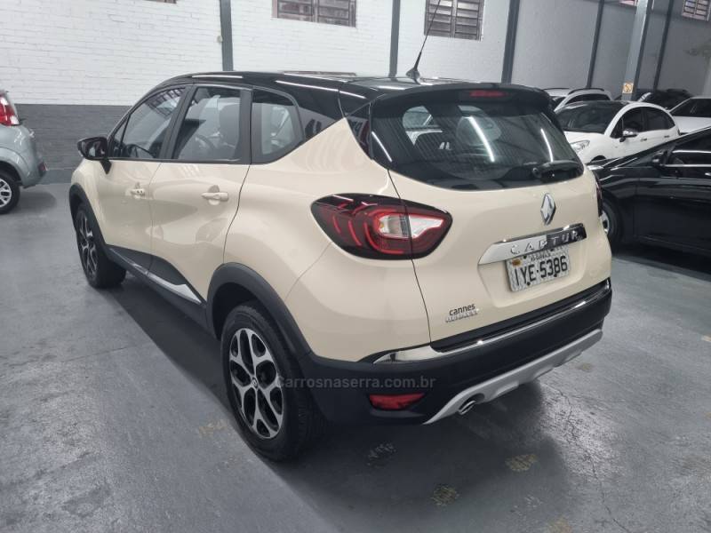 RENAULT - CAPTUR - 2017/2018 - Bege - R$ 74.900,00