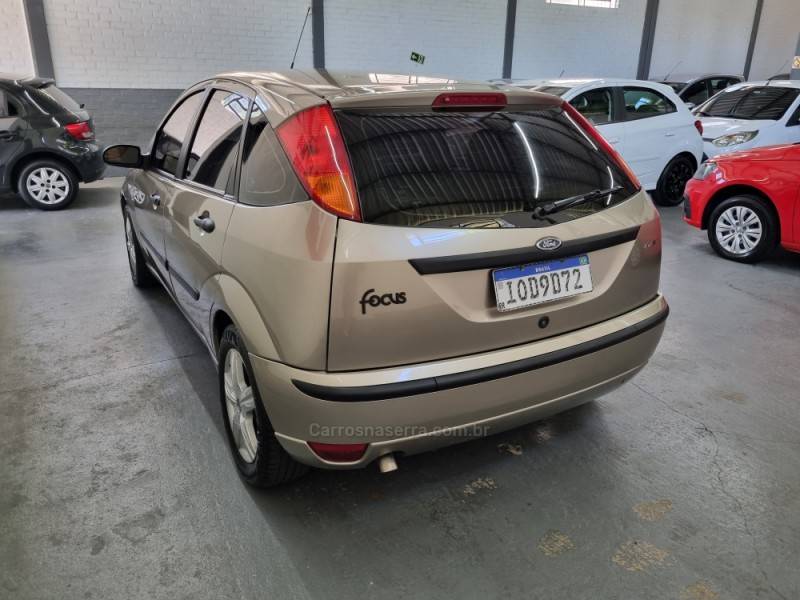 FORD - FOCUS - 2007/2008 - Dourada - R$ 24.500,00