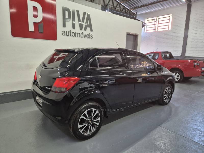 CHEVROLET - ONIX - 2016/2016 - Preta - R$ 55.900,00