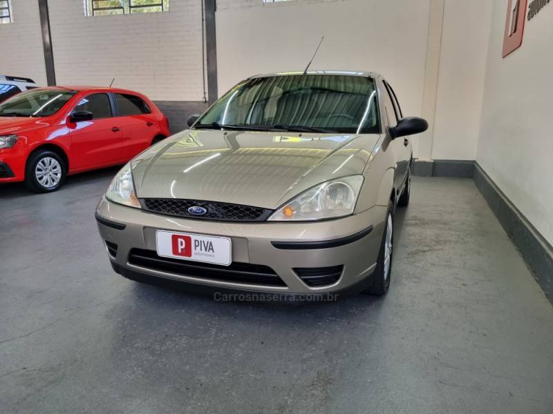 FORD - FOCUS - 2007/2008 - Dourada - R$ 24.500,00