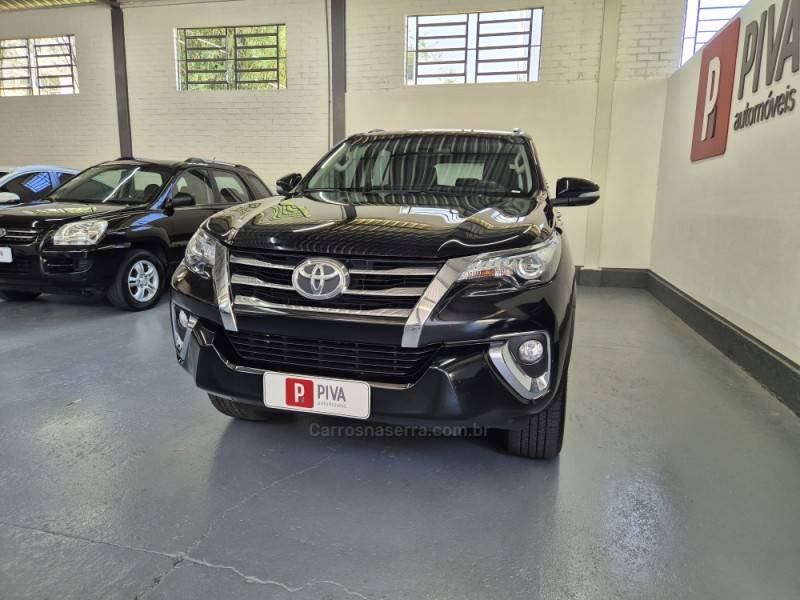 TOYOTA - HILUX SW4 - 2017/2017 - Preta - R$ 215.000,00