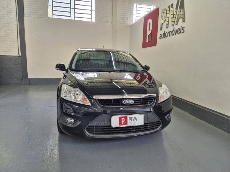 FORD - FOCUS - 2012/2013 - Preta - R$ 46.500,00
