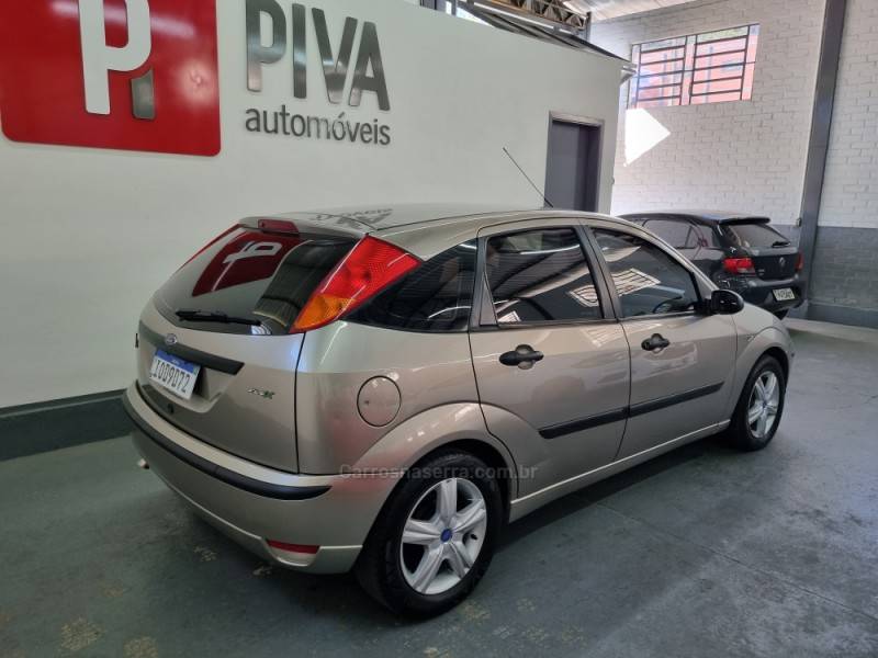 FORD - FOCUS - 2007/2008 - Dourada - R$ 24.500,00