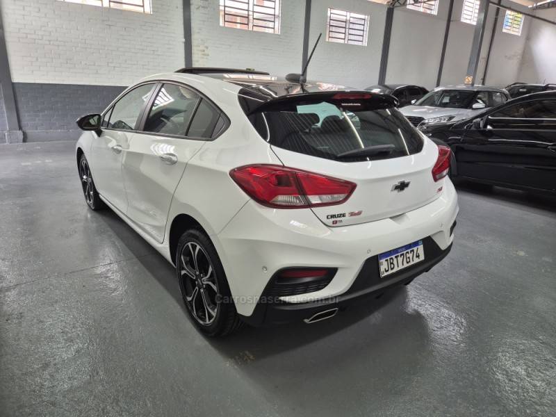 CHEVROLET - CRUZE - 2022/2023 - Branca - R$ 128.900,00