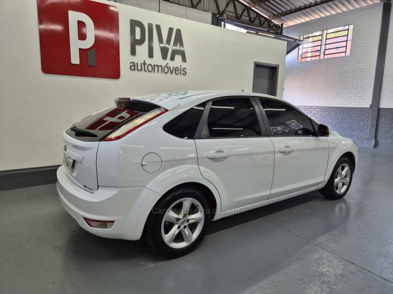 FORD - FOCUS - 2012/2013 - Branca - R$ 46.900,00