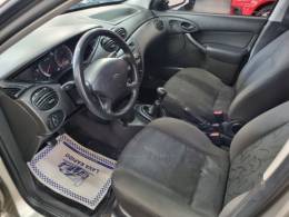 FORD - FOCUS - 2007/2008 - Dourada - R$ 24.500,00