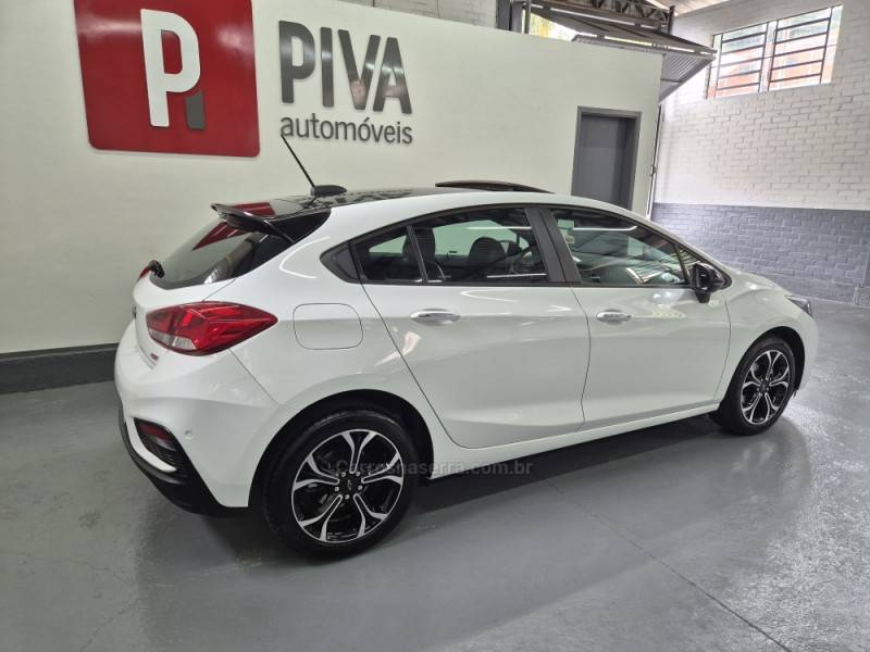 CHEVROLET - CRUZE - 2022/2023 - Branca - R$ 128.900,00