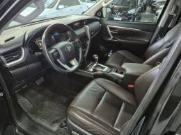 TOYOTA - HILUX SW4 - 2017/2017 - Preta - R$ 215.000,00