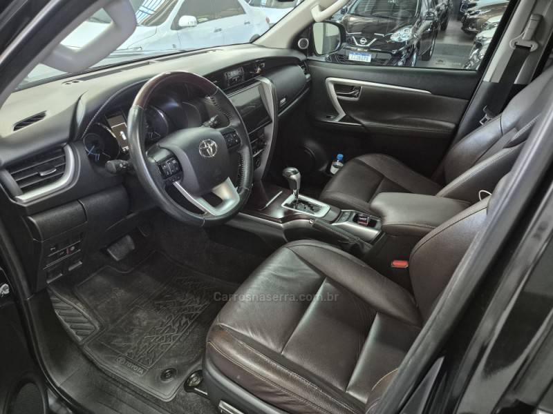 TOYOTA - HILUX SW4 - 2017/2017 - Preta - R$ 215.000,00