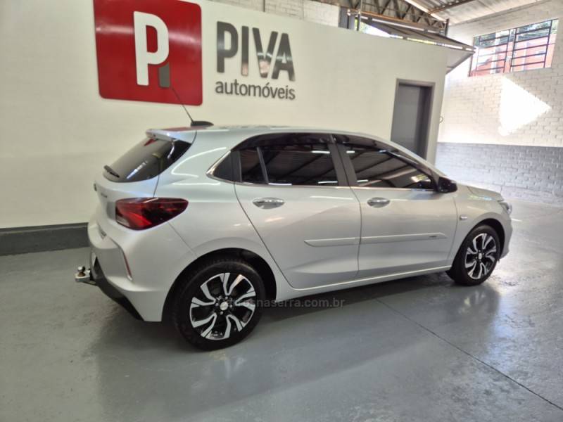 CHEVROLET - ONIX - 2022/2023 - Prata - R$ 83.500,00