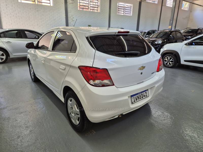 CHEVROLET - ONIX - 2014/2015 - Branca - R$ 43.900,00
