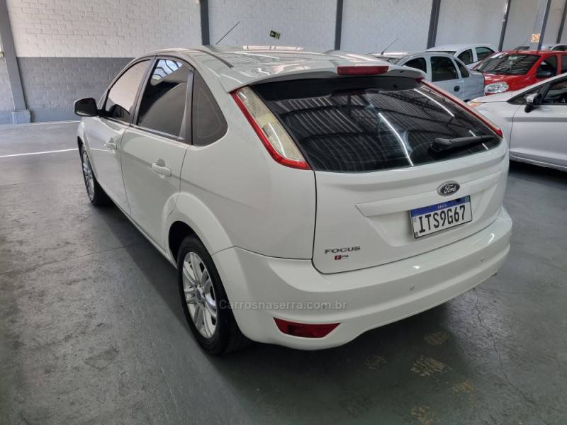 FORD - FOCUS - 2012/2013 - Branca - R$ 44.900,00