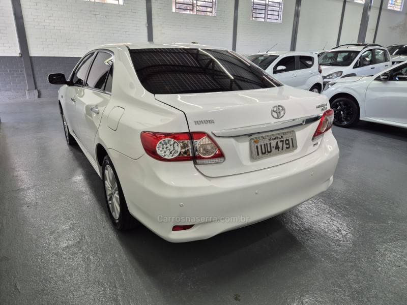 TOYOTA - COROLLA - 2013/2014 - Branca - R$ 83.000,00