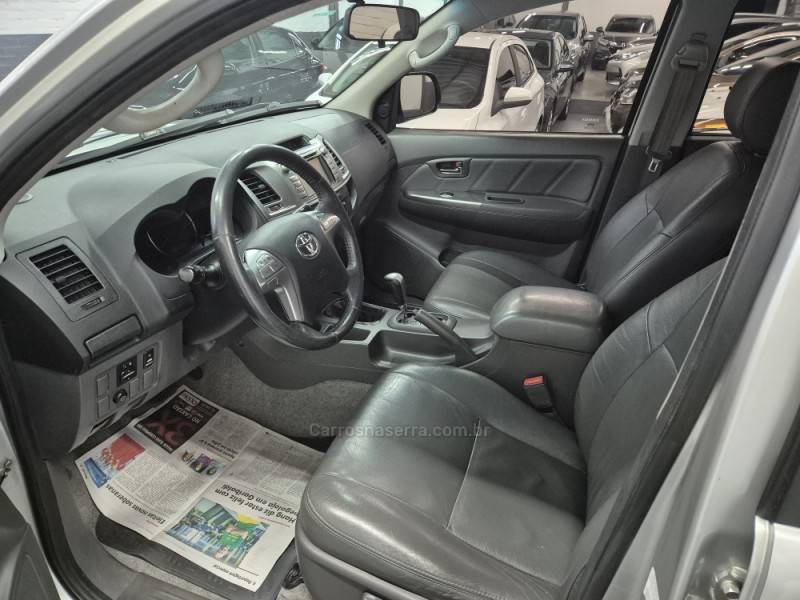 TOYOTA - HILUX - 2013/2014 - Prata - R$ 143.900,00
