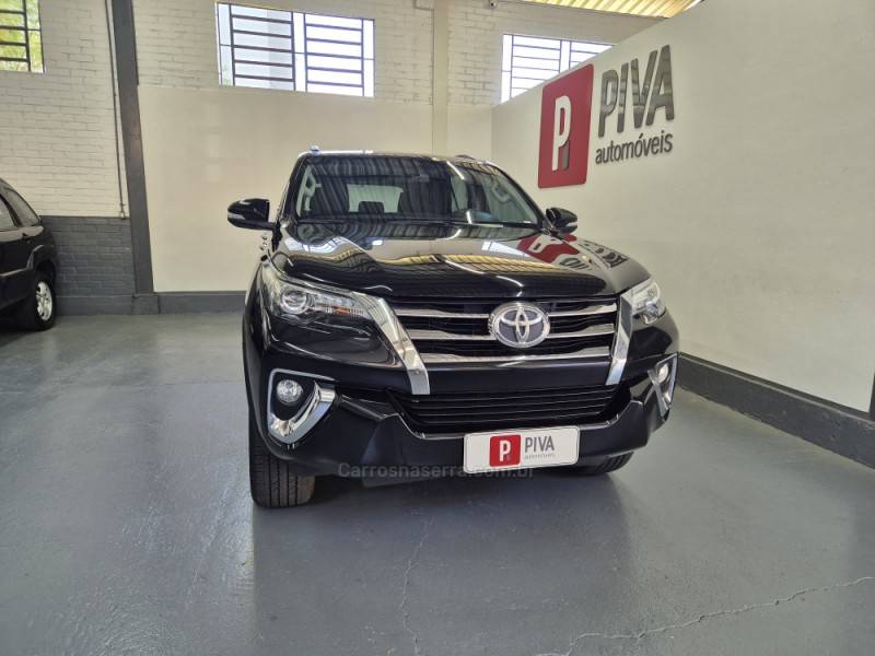 TOYOTA - HILUX SW4 - 2017/2017 - Preta - R$ 215.000,00