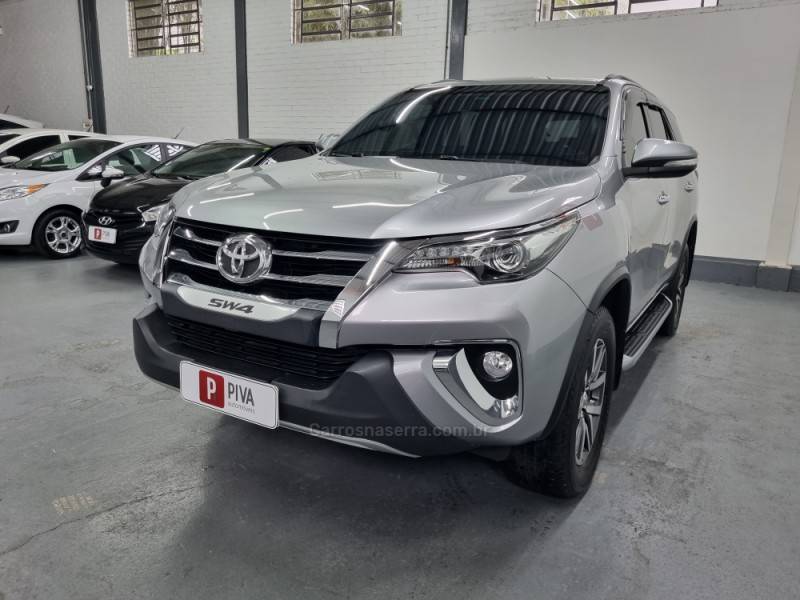 TOYOTA - HILUX SW4 - 2016/2016 - Prata - R$ 225.000,00